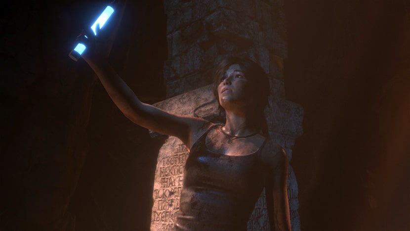 Lara Croft explorando ruinas antiguas.