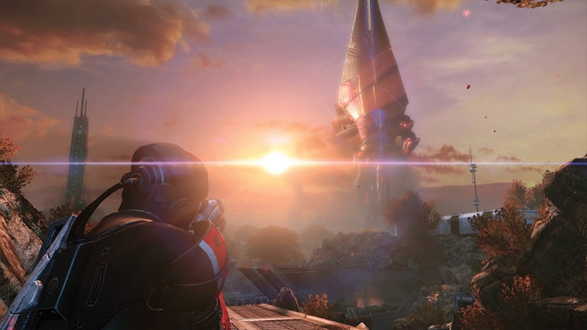 El protagonista de Mass Effect contempla una nave alienígena en la lejanía.