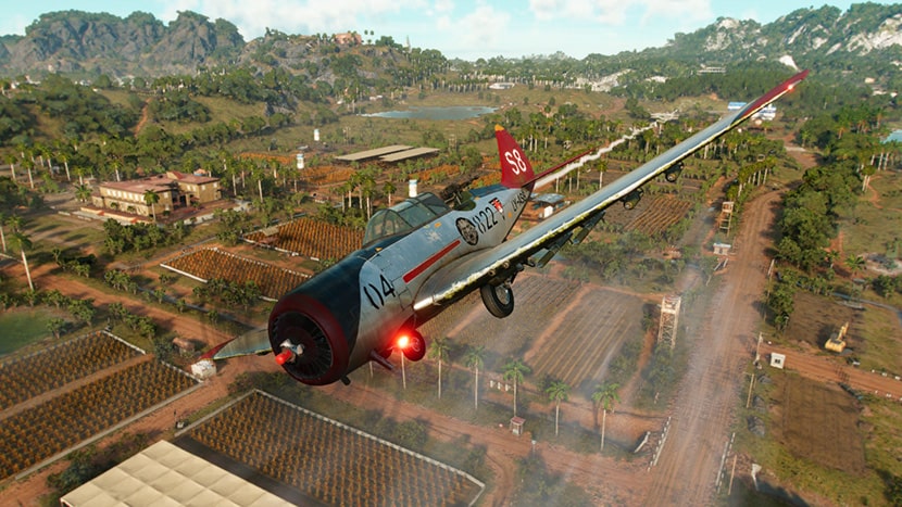 Dani pilotando un avión sobre las plantaciones de tabaco en Far Cry 6.