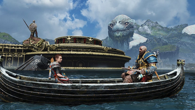 Kratos y Atreus navegan por el Lago de los Nueve con la serpiente Jörmungandr detrás.