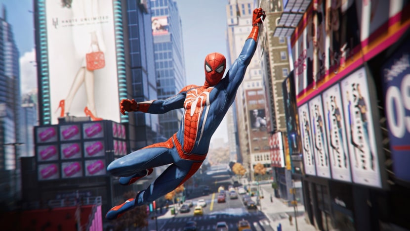 Spider-Man balaceándose de un edificio a otro.