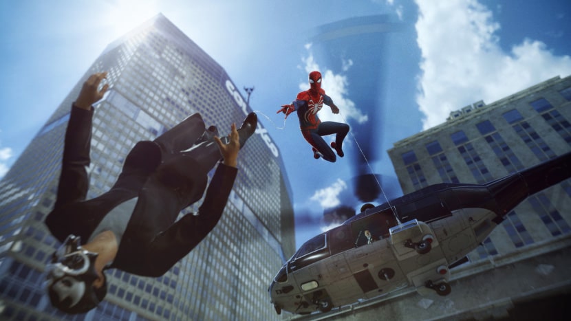 Spider-Man saltando desde un helicóptero para salvar a un enemigo.