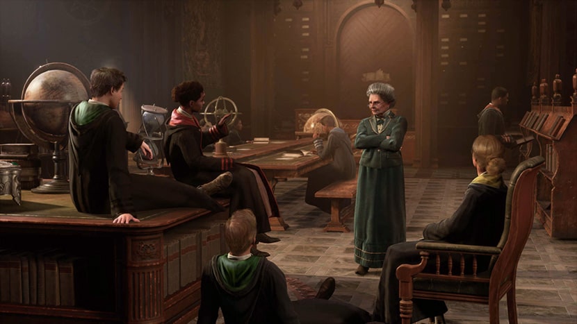Personajes de Hogwarts Legacy en un aula.