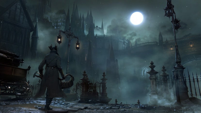 El protagonista de Bloodborne camina por calles oscuras.