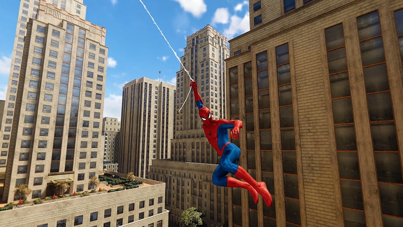 Spider-Man se balancea de un edificio a otro con una telaraña.