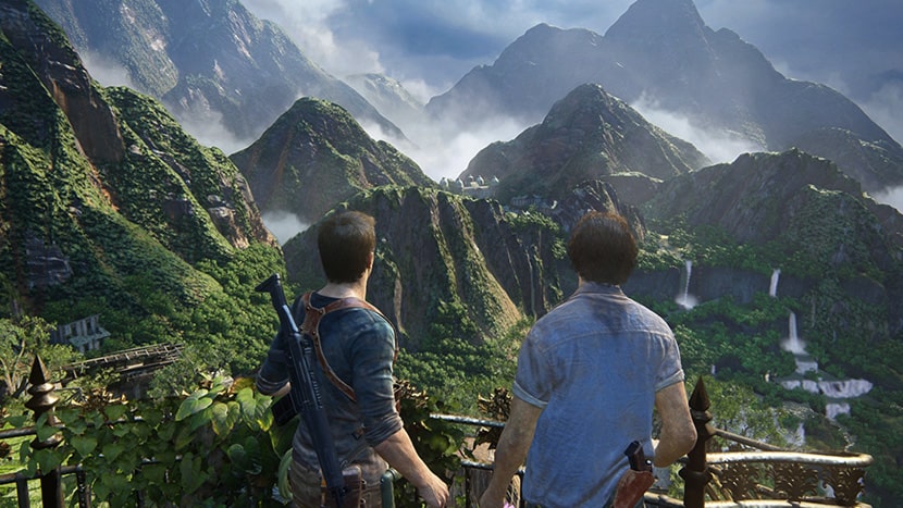 Nathan y Sam Drake contemplan las montañas de Madagascar en Uncharted 4.