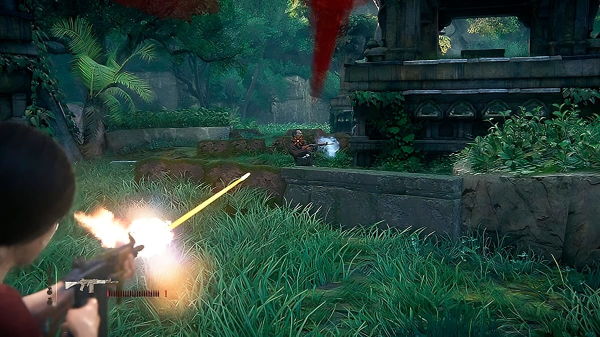 Chloe Frazer disparando a un enemigo con un fusil de asalto en Uncharted: El Legado Perdido.