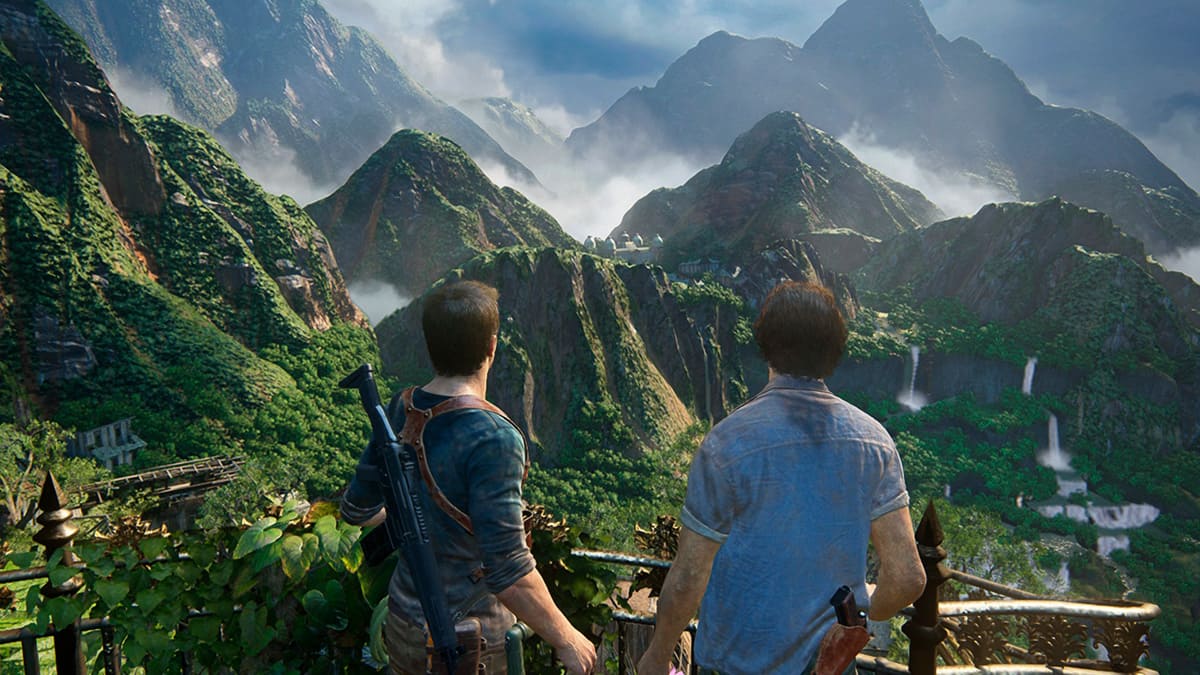 Nathan y Sam Drake contemplan las montañas de Madagascar en Uncharted 4.