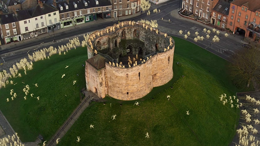 El Castillo de York es atacado en una cinemática de Age of Empires IV.