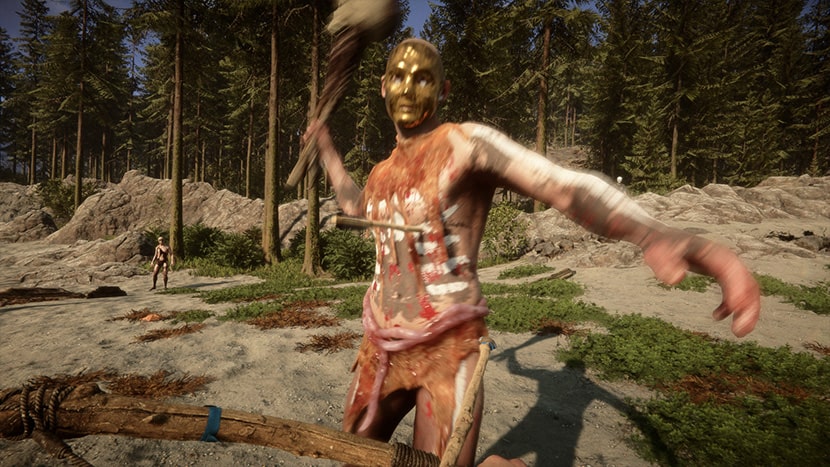 Un nativo con la cara pintada de dorado y una flecha clavada en el juego Sons of the Forest.