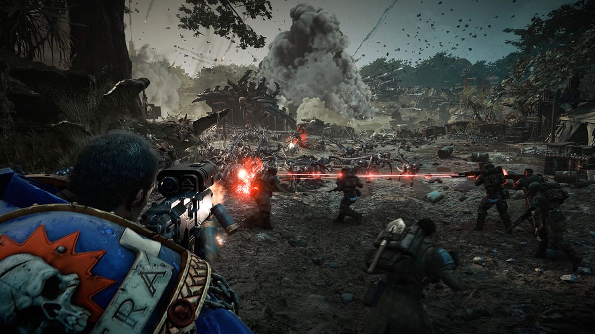 El Oficial Titus disparando a un grupo de tiránidos en Warhammer 40000: Space Marine 2.