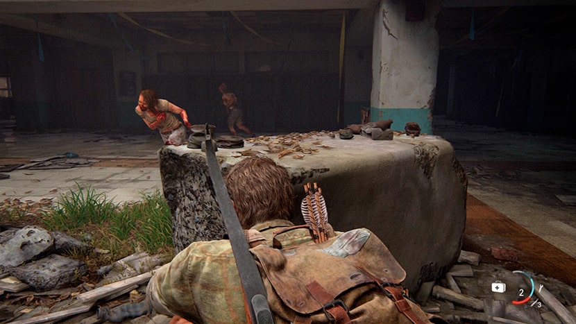 Joel acechando a unos infectados desde una roca en The Last of Us.