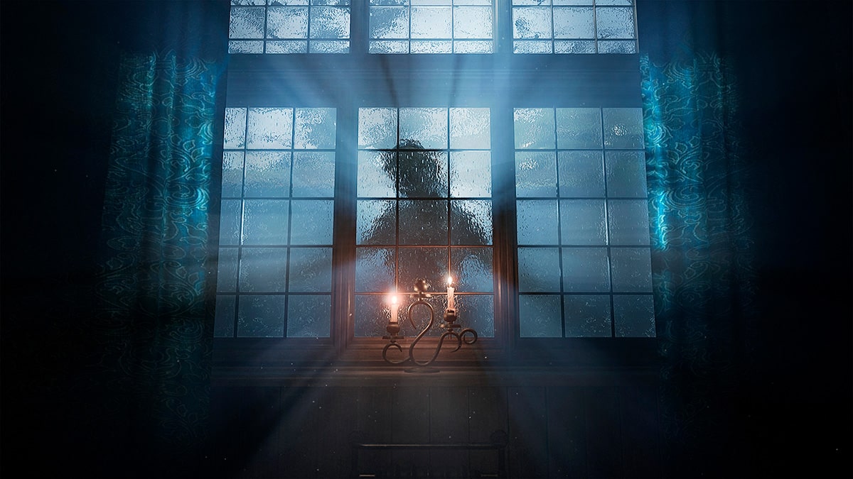 Una extraña silueta en una ventana en el juego Layers of Fear.