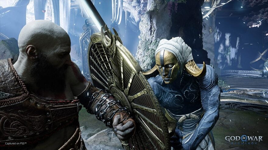Kratos usa su escudo en God of War Ragnarök.
