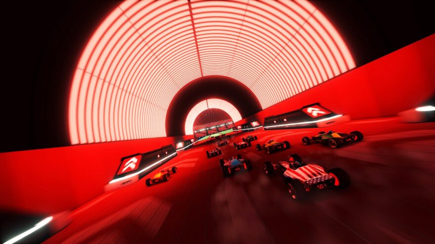 Coches de carreras atraviesan un túnel en el juego Trackmania de 2020.
