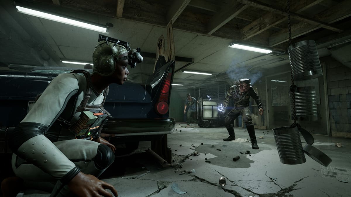 Un personaje del The Outlast Trials se oculta de los guardias.