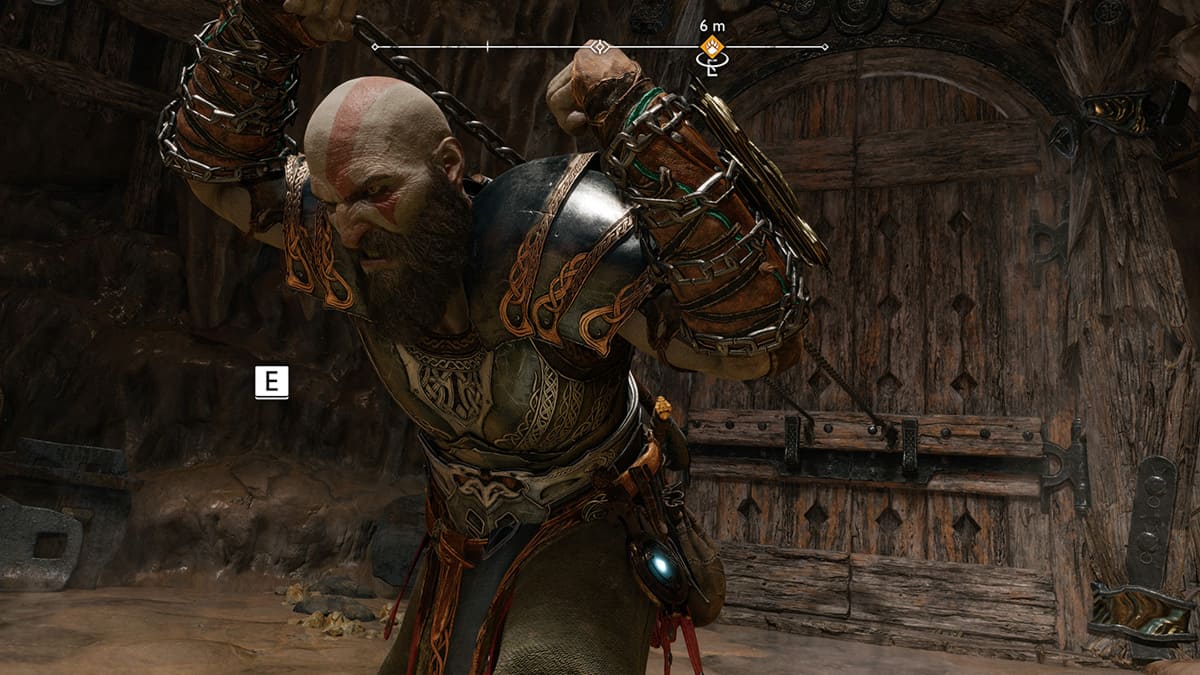 Kratos abriendo una puerta con las cadenas de sus espadas.