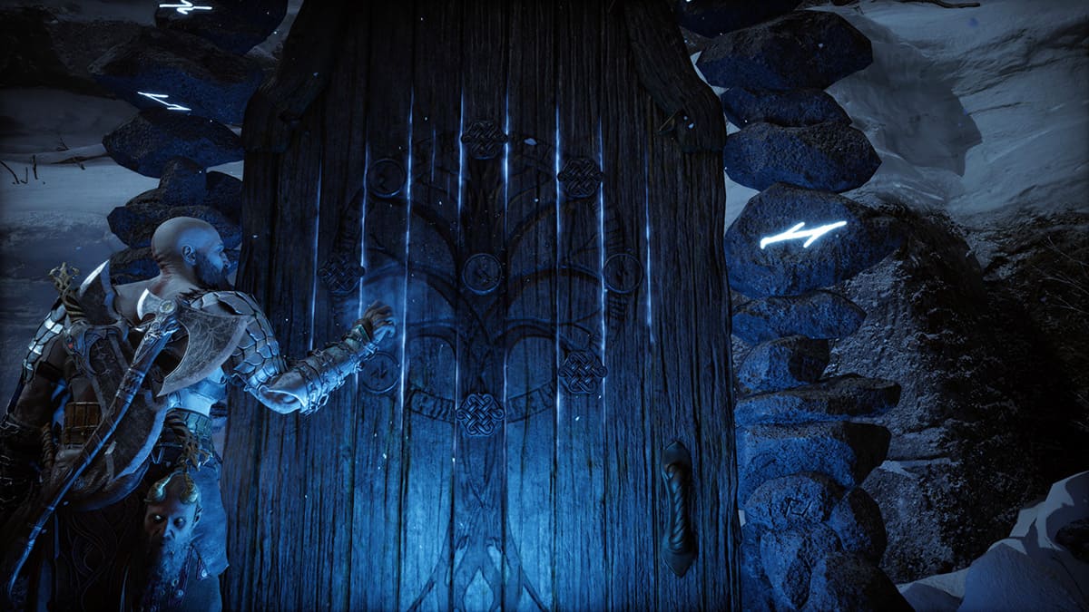Kratos abriendo una puerta entre mundos en God of War Ragnarök.