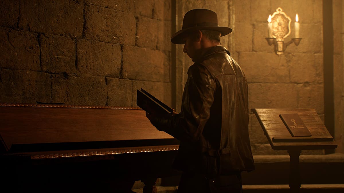 Indiana Jones consultando un libro.