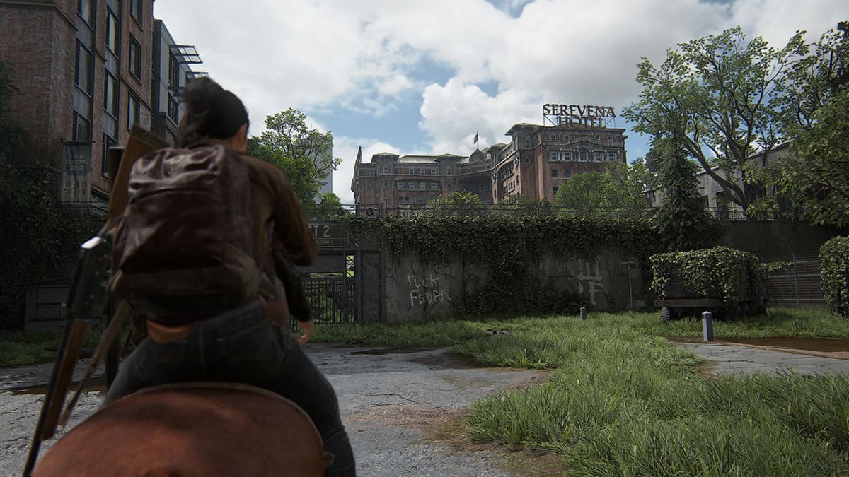 Ellie y Dina montando a caballo.