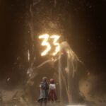 Dos personajes contemplan a La Paintresse dibujando un número en el monolito en el juego Clair Obscur: Expedition 33.