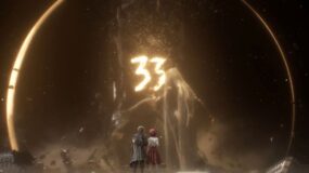 Dos personajes contemplan a La Paintresse dibujando un número en el monolito en el juego Clair Obscur: Expedition 33.