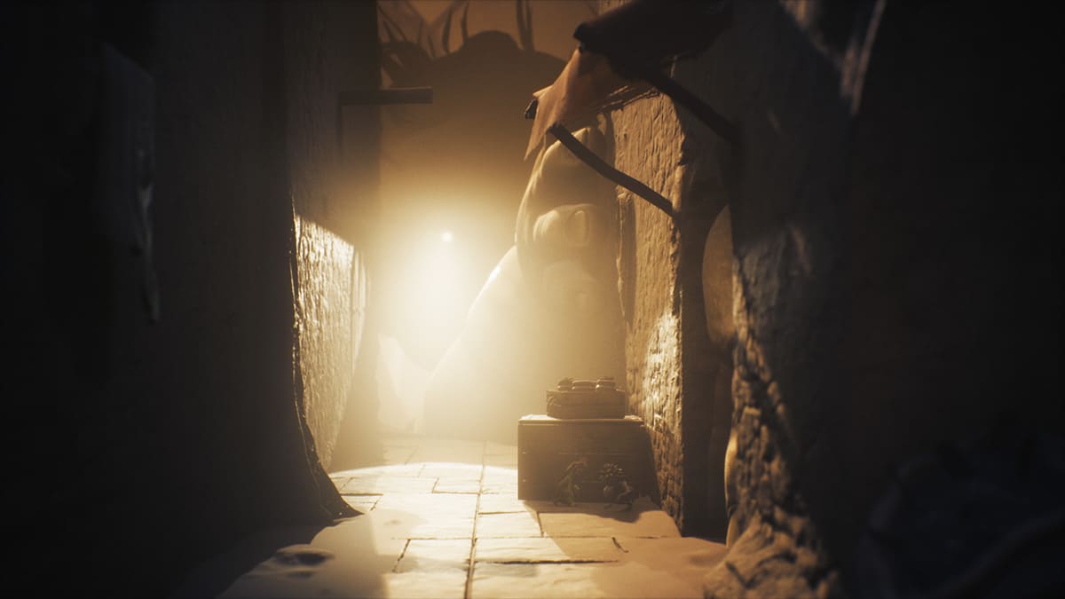 Low y Alone se ocultan de un enemigo gigante en Little Nighmares III