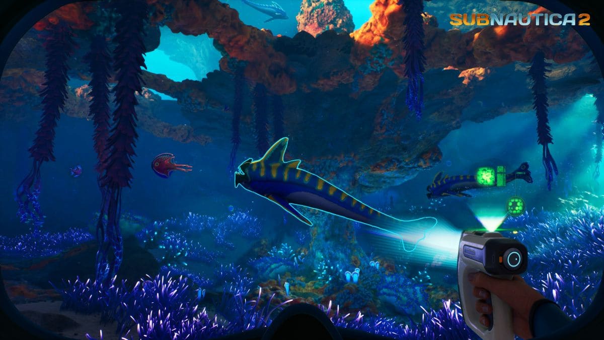 El protagonista escaneando a un pez en Subnautica 2