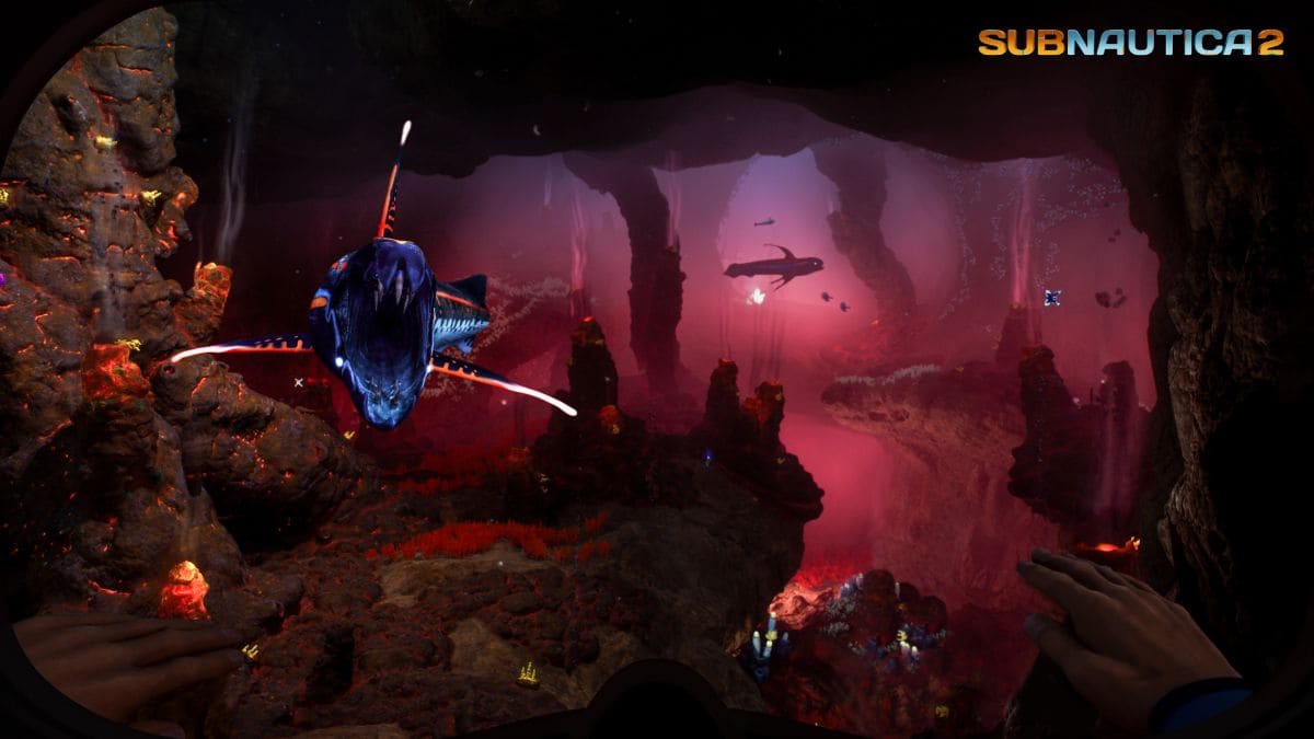Una cueva con luz rojiza y monstruos marinos en Subnautica 2